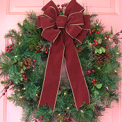 Deluxe Traditional Christmas Wreath with Lights (plug-in)